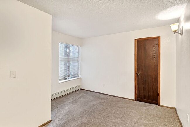 Building Photo - Easy Living Starts Here | 2 Bedroom Lakeside Condo