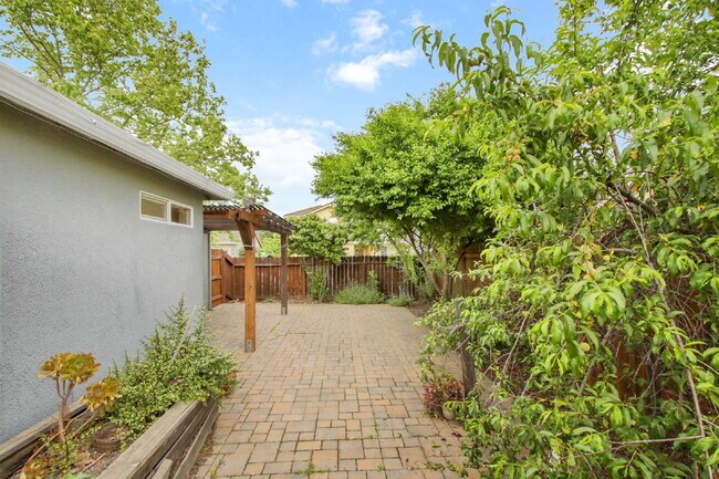 Building Photo - Updated Wildhorse Home | 2 Bed, 2 Bath | Corner Lot | Pets OK | W/D + Landscaping Included