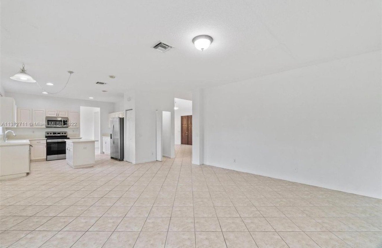 Building Photo - 736 Tulip Cir