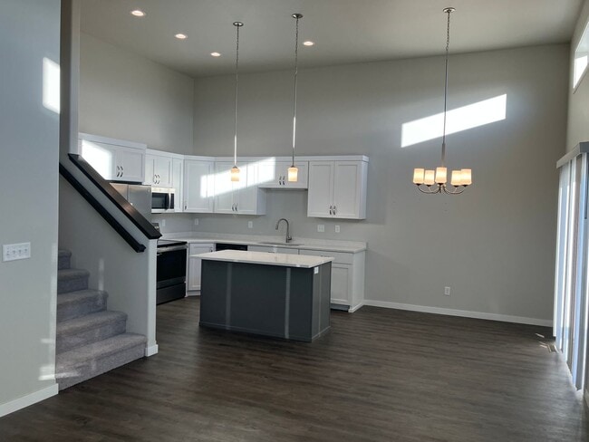 Building Photo - 3 Bed 3 Bath Twin Home