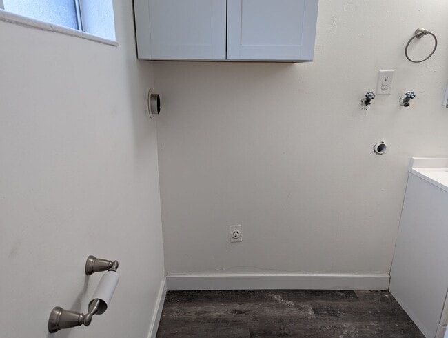 Building Photo - 2 bed 1 bath apartment
