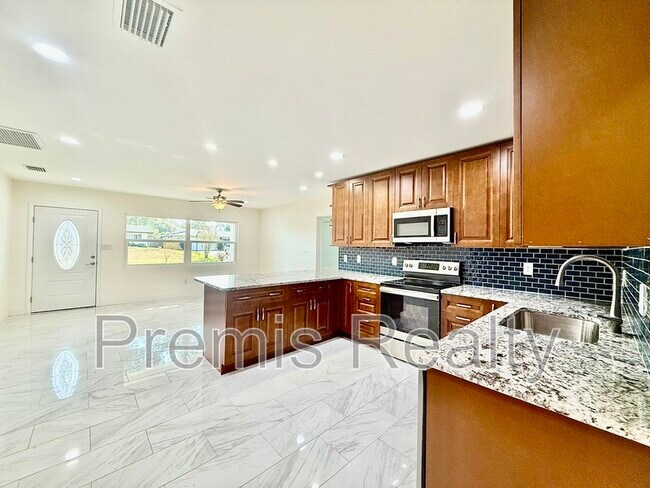 Building Photo - 2014 Pinehurst Dr