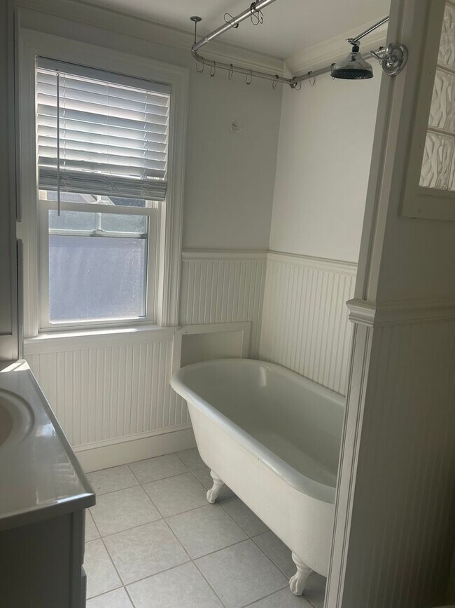 Building Photo - Beautiful 3BR/1.5BA Home Available Septemb...