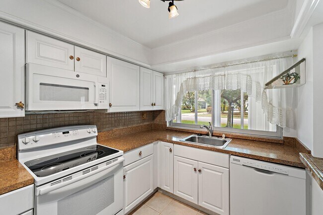 Building Photo - 5570 Tamberlane Cir