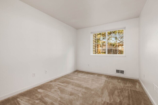 Building Photo - Charming Ground-Floor Condo in Woodinville – 2 Bed, Private Patio, Pool & Fitness Center