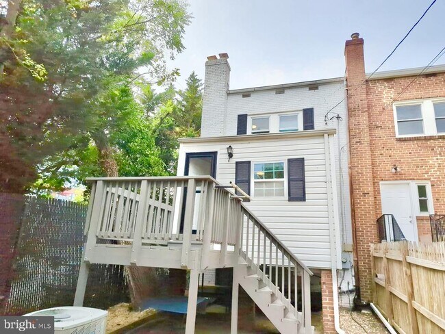 Building Photo - 1010 Bashford Ln