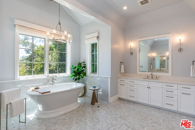 Building Photo - 6671 Dume Dr
