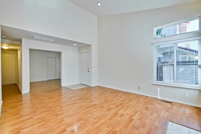 Building Photo - Hardwood Floors- A/C- Full Bedroom and Bath on First Floor: Fresh Paint