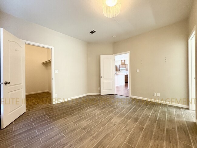 Building Photo - 4247 E White Water Dr