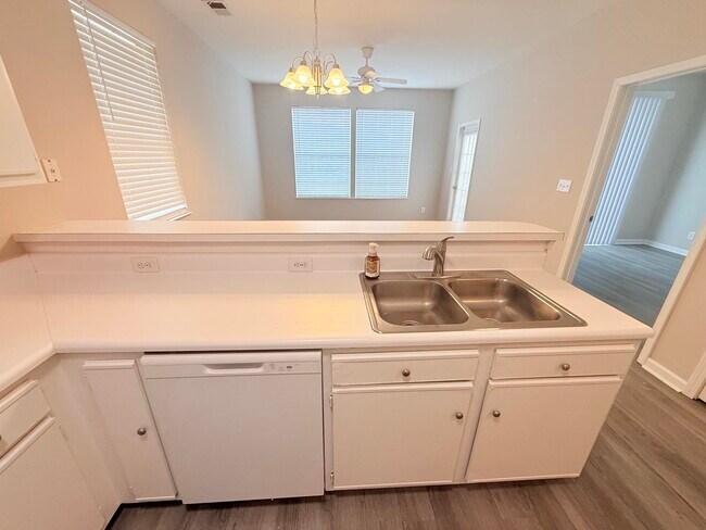 Building Photo - 1306 River Oaks Dr