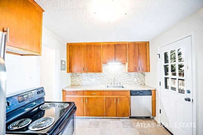 Building Photo - NEWLY RENOVATED - Beautiful 2bed, 1bath in...