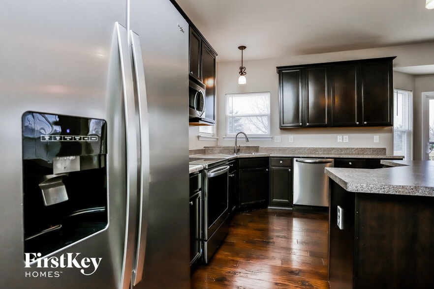 Building Photo - 700 Phoenix Way