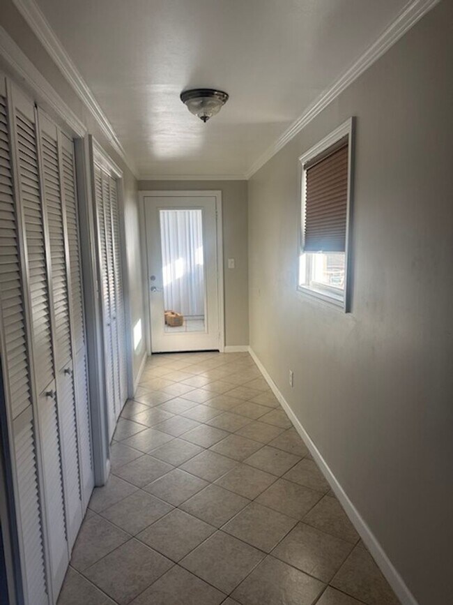 Building Photo - POOL AND APT/WORK SHOP/CRAFT ROOM