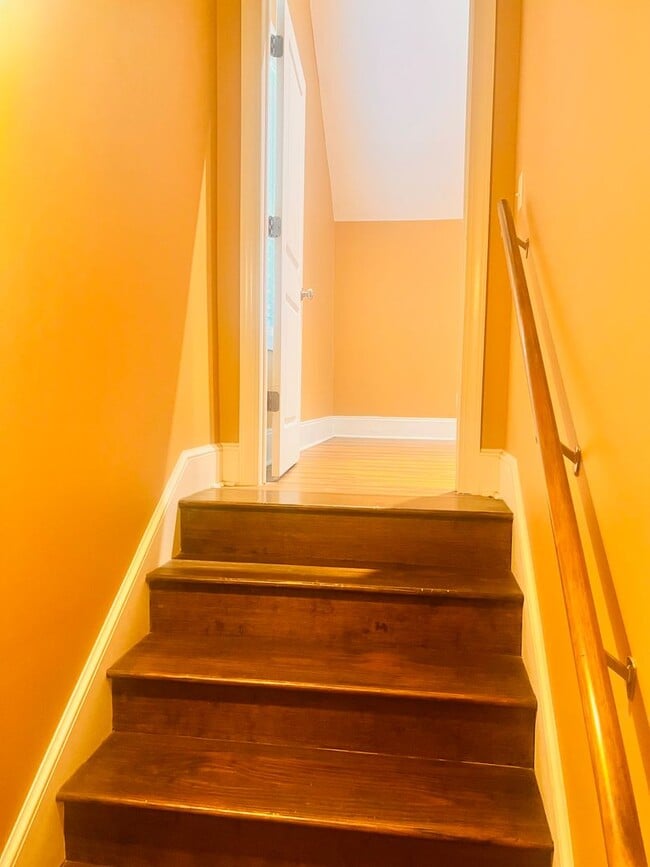 Building Photo - Tucked Away 3 Bedroom Gem on Private Road ...