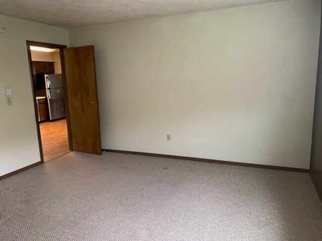 Building Photo - 2 Bedroom, 1 Bath Second Floor Apartment i...