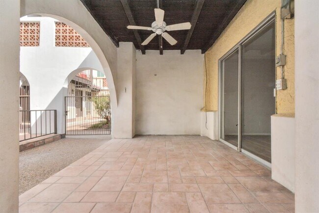 Building Photo - 2744 Briarhurst Dr