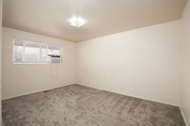 Building Photo - 2 Bedroom, 1 Bathroom Condo in West Valley...