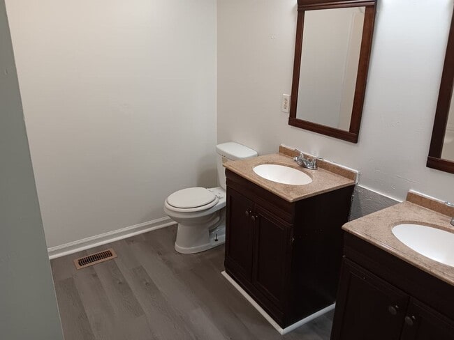 Building Photo - For Rent: 4-bedroom 2-bathroom single family home! Available NOW!