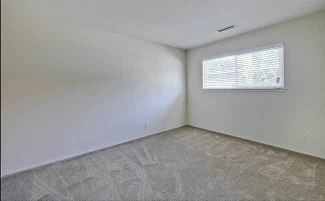 Building Photo - Spacious 3 Bed 2 Bath Condo Located Walking Distance to California Ave.