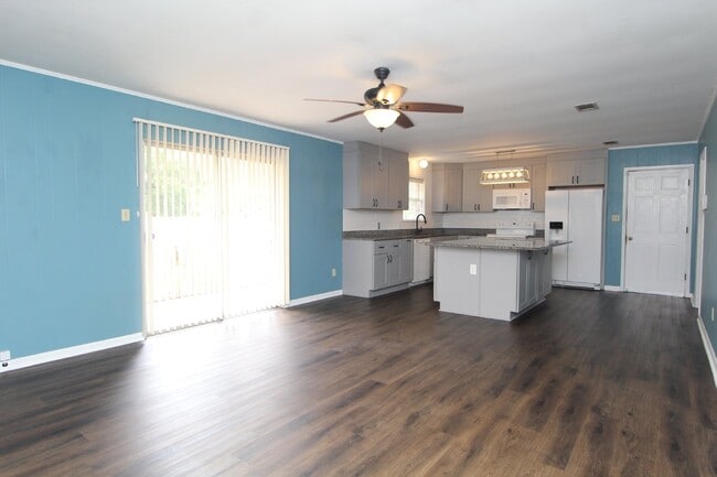 Building Photo - Beautiful 3BR Home in North Hill – Special: ½ Off Deposit for Active-Duty Military!