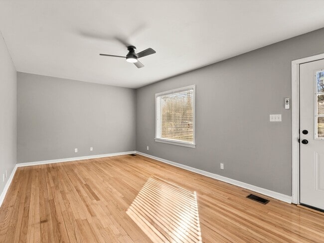 Building Photo - 1403 Lowell Dr SE