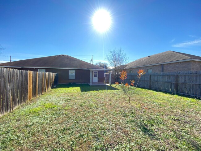 Building Photo - 2/2/1 One Story Duplex / Ceramic tile/ No ...