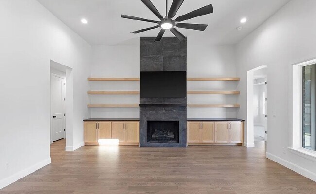 Building Photo - Gorgeous and impeccable custom home in Redbud Glen!