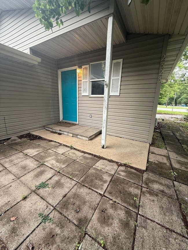 Building Photo - Beautiful 4 bedroom 2 bath house available now