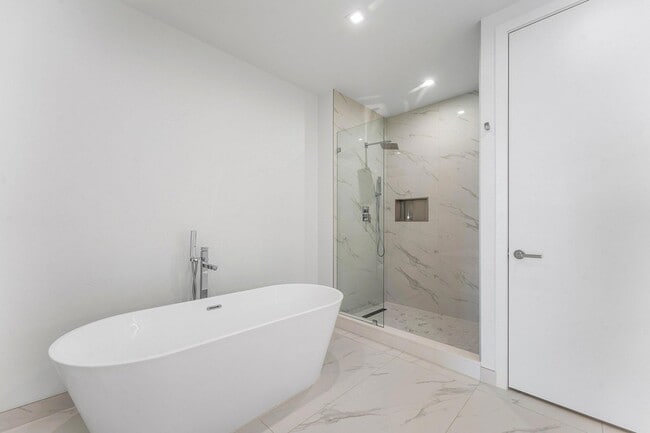 Building Photo - 220 Lake Shore Dr