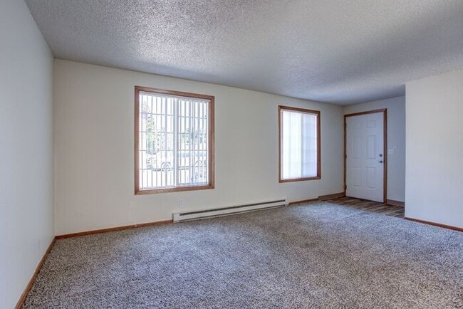 Building Photo - 3 bedroom 2 bath townhouse downtown Hillsboro!