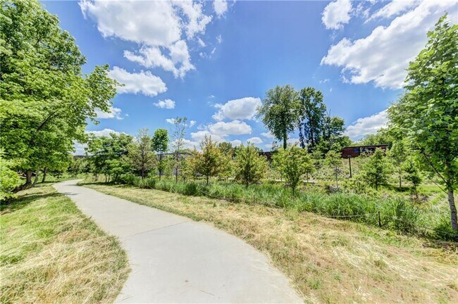 Building Photo - 1829 Sylvan Ridge Dr SW