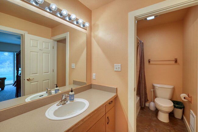 Building Photo - Immaculate 3 Bed, 3 Bath Furnished Condo i...