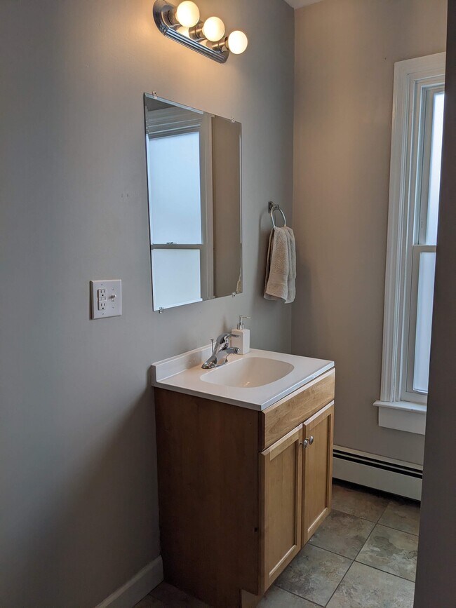 Building Photo - 329 N 2nd St