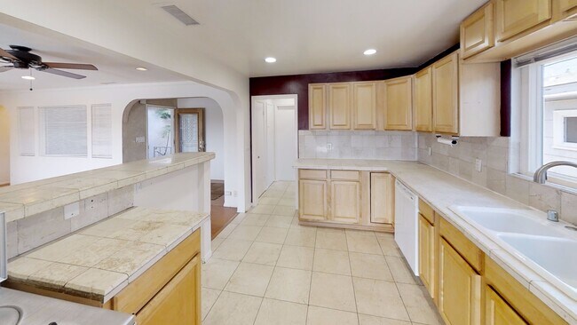 Building Photo - 5321 E Falls View Dr