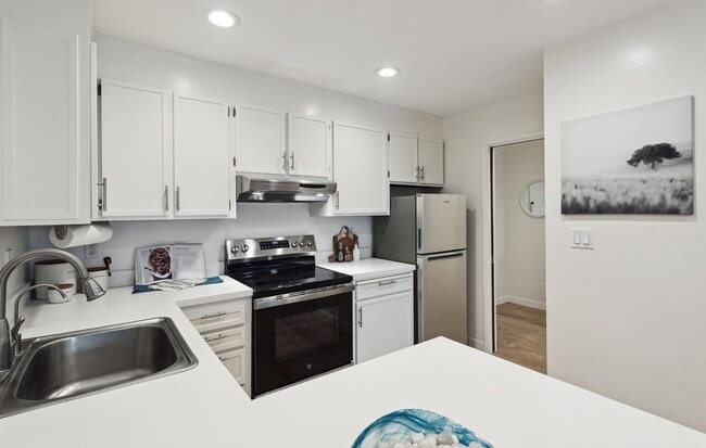 Building Photo - "Chic 1-Bed Oasis with Hardwood & Marble F...