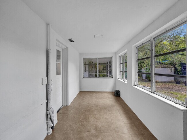 Building Photo - 3226 Oak Ave