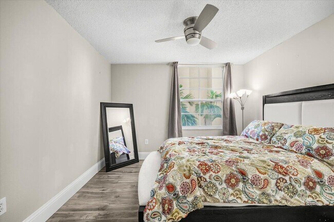 Building Photo - 520 SE 5 Ave