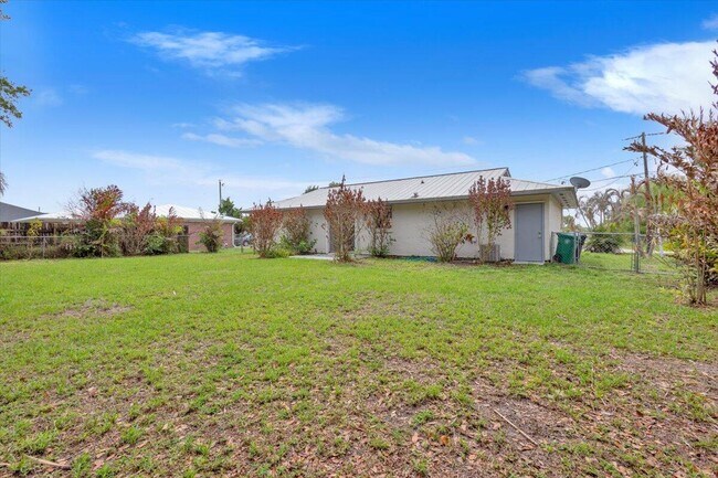 Building Photo - 841 NW Riverside Dr