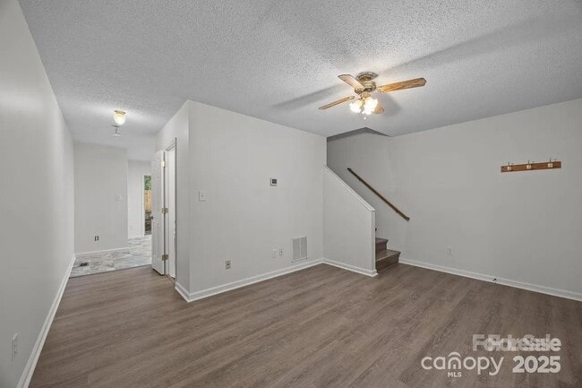 Building Photo - 6 Azalea Rd