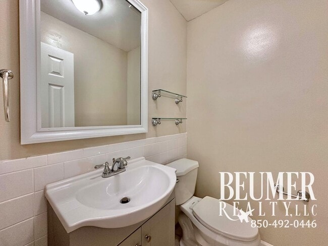 Building Photo - Charming 2 bedroom, 2.5 bath townhome for rent in SW Pensacola!