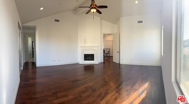 Building Photo - 2005 Robinson St