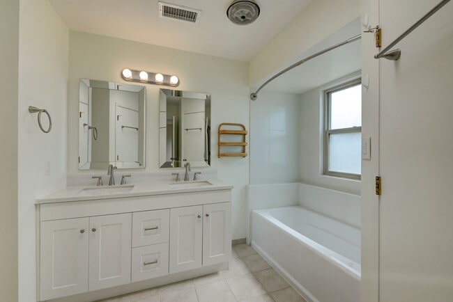 Building Photo - Amazing 4 Bedroom with Views SE Rio Rancho!