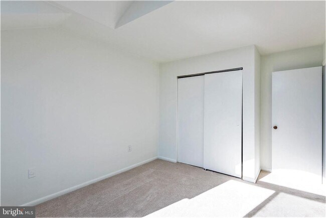 Building Photo - 327 Monroe St