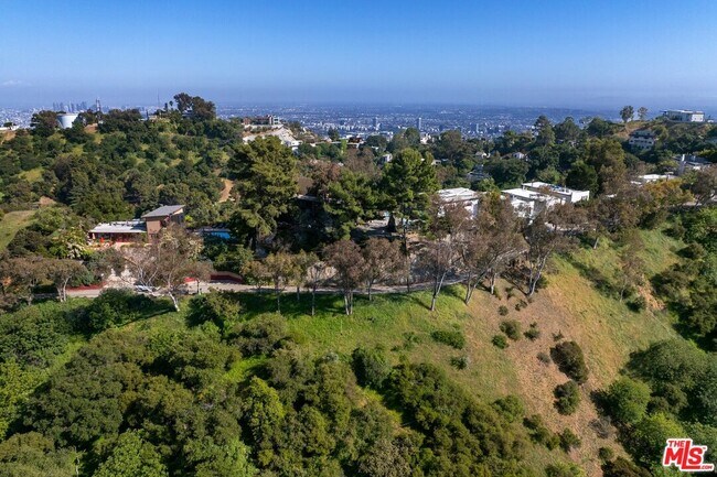 Building Photo - 8811 Wonderland Ave