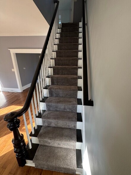 Building Photo - 1104 Pleasant St