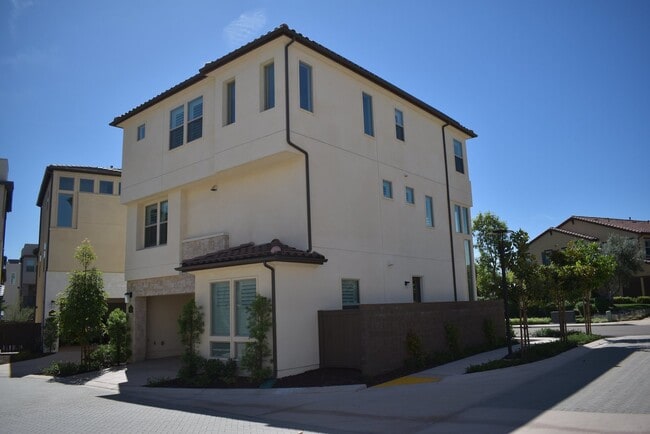 Building Photo - 3 Story 4 Bedroom 3.5 Bath Home in Del Sur...