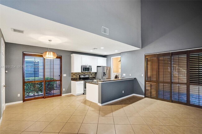 Building Photo - 2057 SE Avon Park Dr