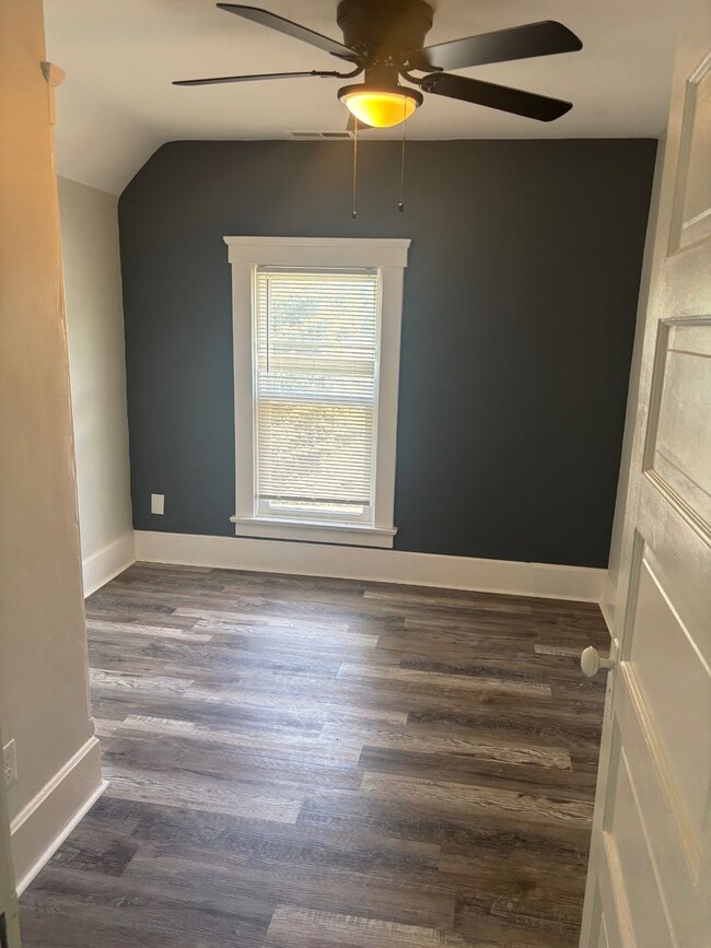 Building Photo - Charming 3-Bedroom Property in Prime Location