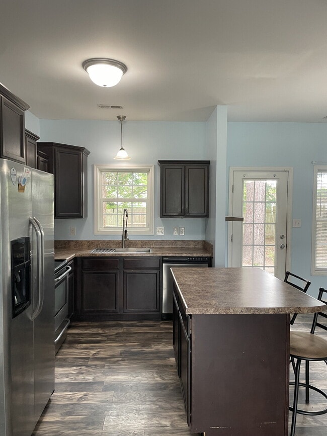 Building Photo - Pet Friendly Three Bedroom Two Full Bathro...
