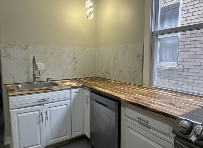 Building Photo - 4332 S Hermitage Ave